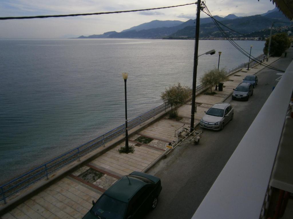 Antonios Rooms Akrata Bagian luar foto